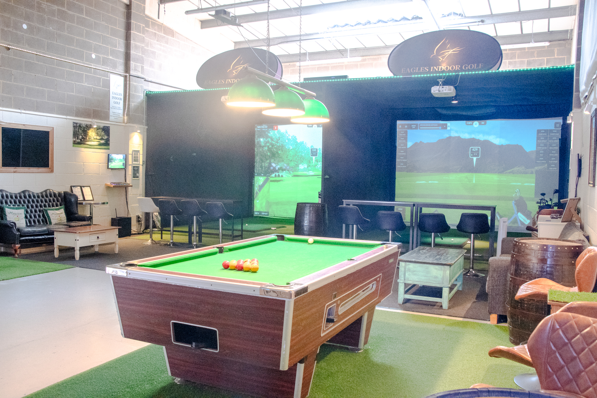 Indoor golf simulator